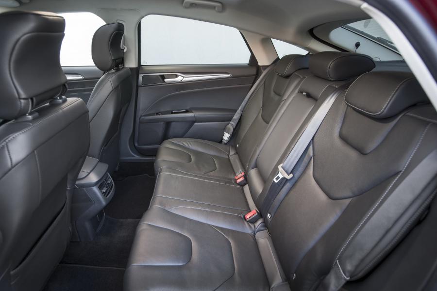 Интерьер Ford Mondeo Hatchback 2014 года  (UK) (фото 21 из 33)